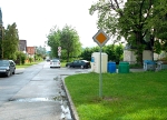 Obdobne došlo k vyznačeniu hlavnej cesty na križovatke ulíc Partizánska – Mudrochava (pri kaplnke).