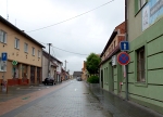 Na začiatku ulice Sládkovičova (na križovatke pri „Kľaku“) vpravo pribudla značka „Zákaz zastavenia“. Obdobná značka pribudla v smere tejto ulice vľavo od križovatky nahor.