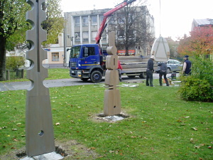 Inštalácia nového pamätníka na námestí.