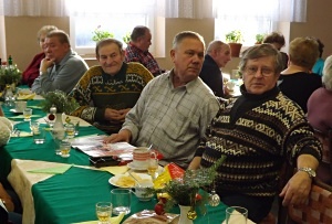 Posledné tohtoročné stretnutie seniorov Klubu dôchodcov – denné centrum Posedenie pri stromčeku sa uskutočnilo 10. decembra 2014. Tak ako vždy aj tentokrát sa zišli v hojnom počte.