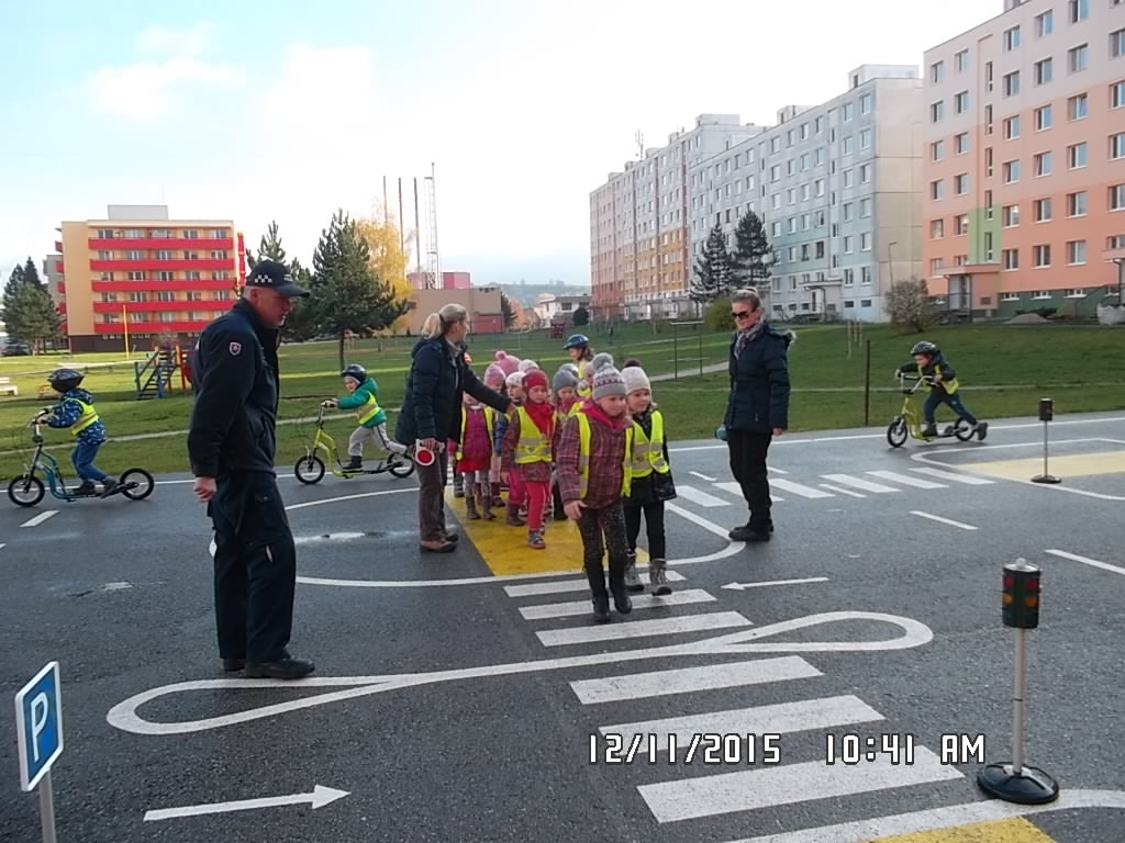 Deti s novými kolobežkami na dopravnom ihrisku