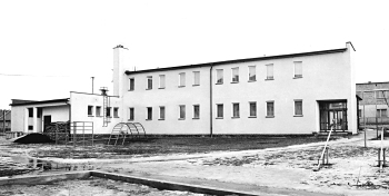 Pohľad na budovu MŠ od ul. Obrancov mieru; foto Pavol Rýpal - 22.2.1981 