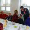 Deň šedín a kvetín - primátor mesta Ing. J. Rybárik pozdravil našich seniorov a odovzdal im kvet (1).JPG