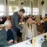 Deň šedín a kvetín - primátor mesta Ing. J. Rybárik pozdravil našich seniorov a odovzdal im kvet (4).JPG