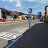 Projekt - Výstavba a modernizácia autobusových zastávok na Kostolnej ulici v meste Rajec smer Žilina – Označník zastávky – pred realizáciou.jpg